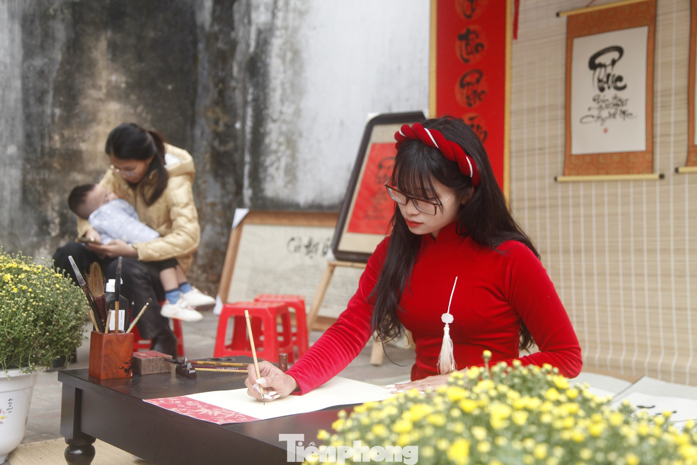 Cô đồ Dung học thư pháp từ năm 2019. Năm nay, được sự cho phép của cơ quan chức năng, cô đến khuôn viên chùa Bổ Đà để viết chữ tặng du khách và bán biểu lụa.