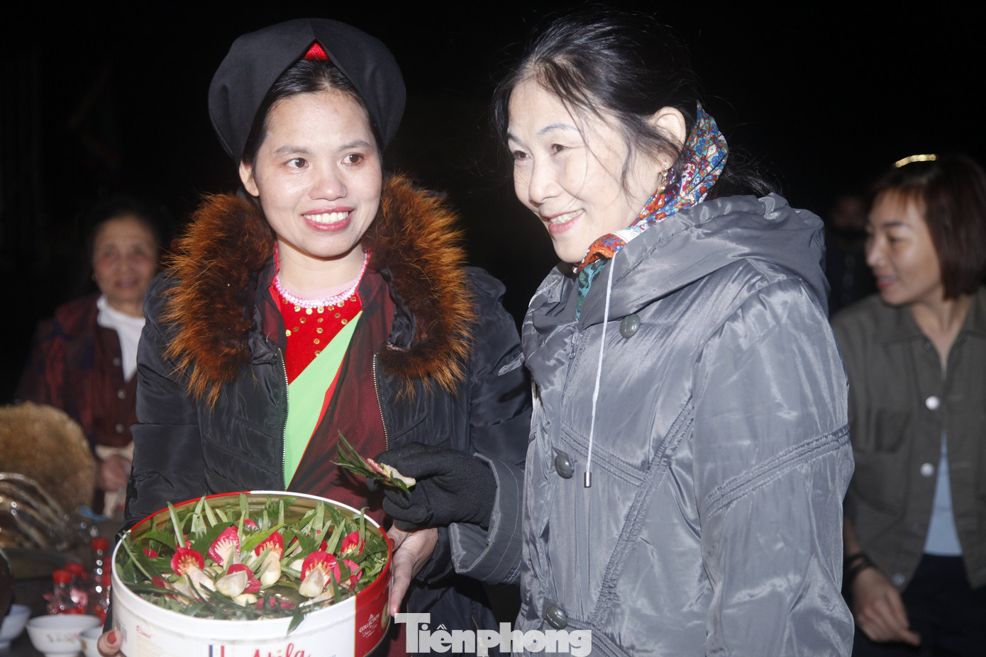 Sau khi tan chợ, du khách được mời uống nước ăn trầu và hát quan họ Bắc Ninh.