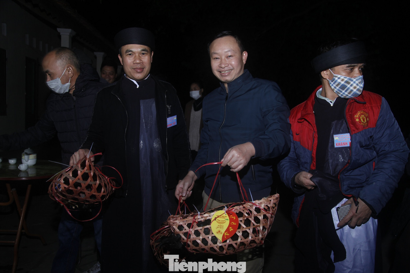 Nhiều người đi chợ Âm dương mua gà đen