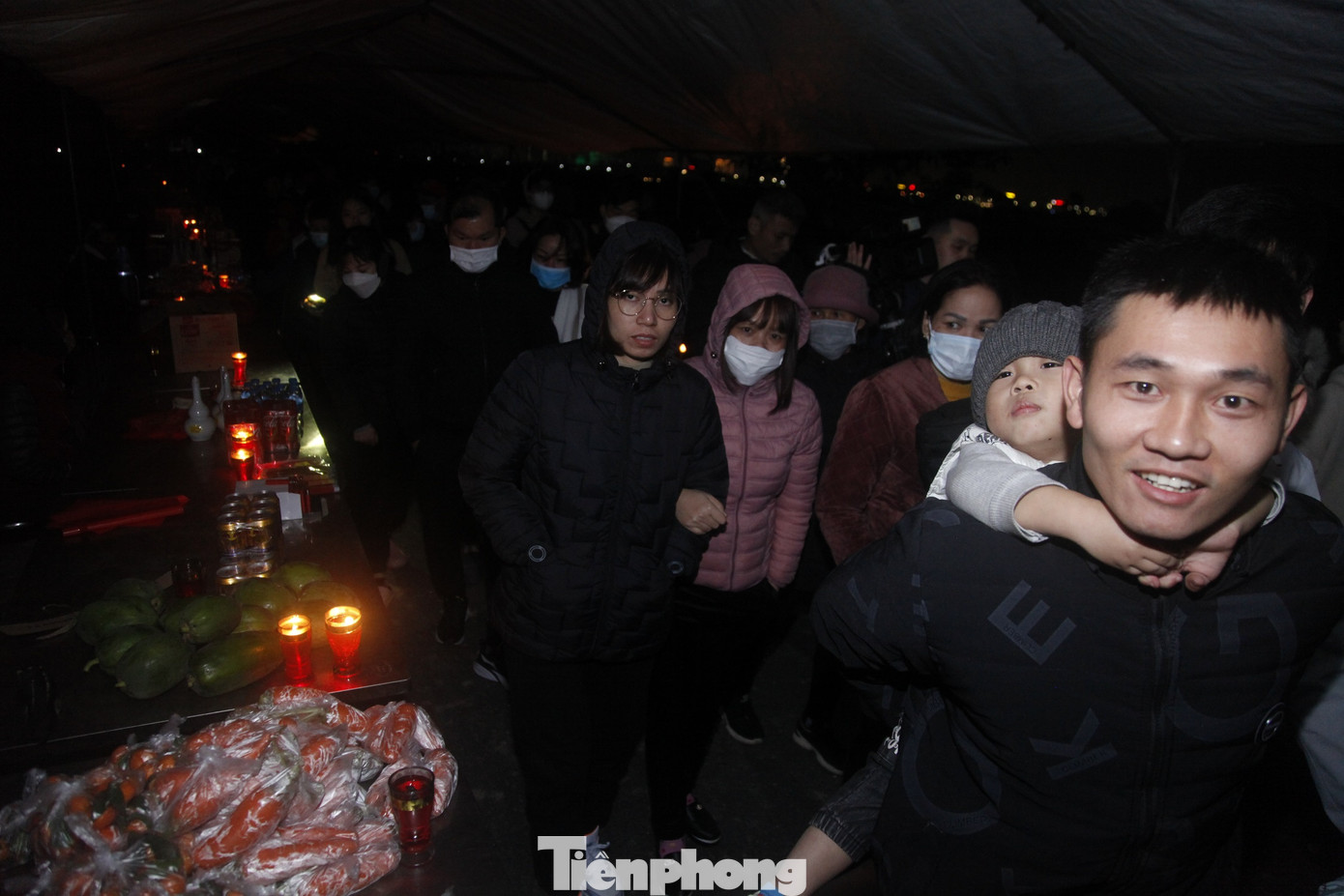 Về đêm, chợ Âm dương càng đông người.