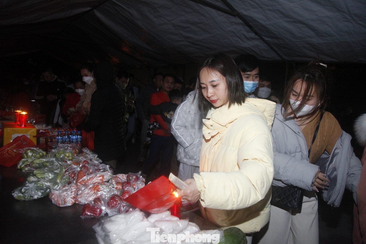 Chợ họp ở địa phận làng Ó (nay là khu Xuân Ổ, phường Võ Cường, thành phố Bắc Ninh).