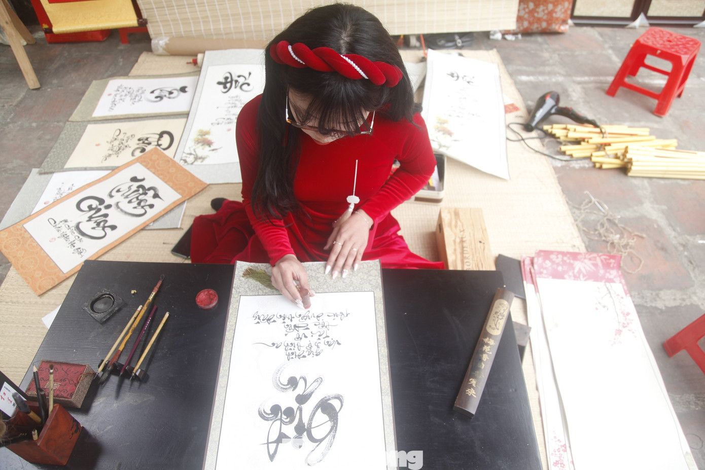 Cô đồ Dung đang làm giáo viên ở trường Tiểu học Hương Gián (huyện Yên Dũng, Bắc Giang). Cô vốn đam mê với thư pháp.