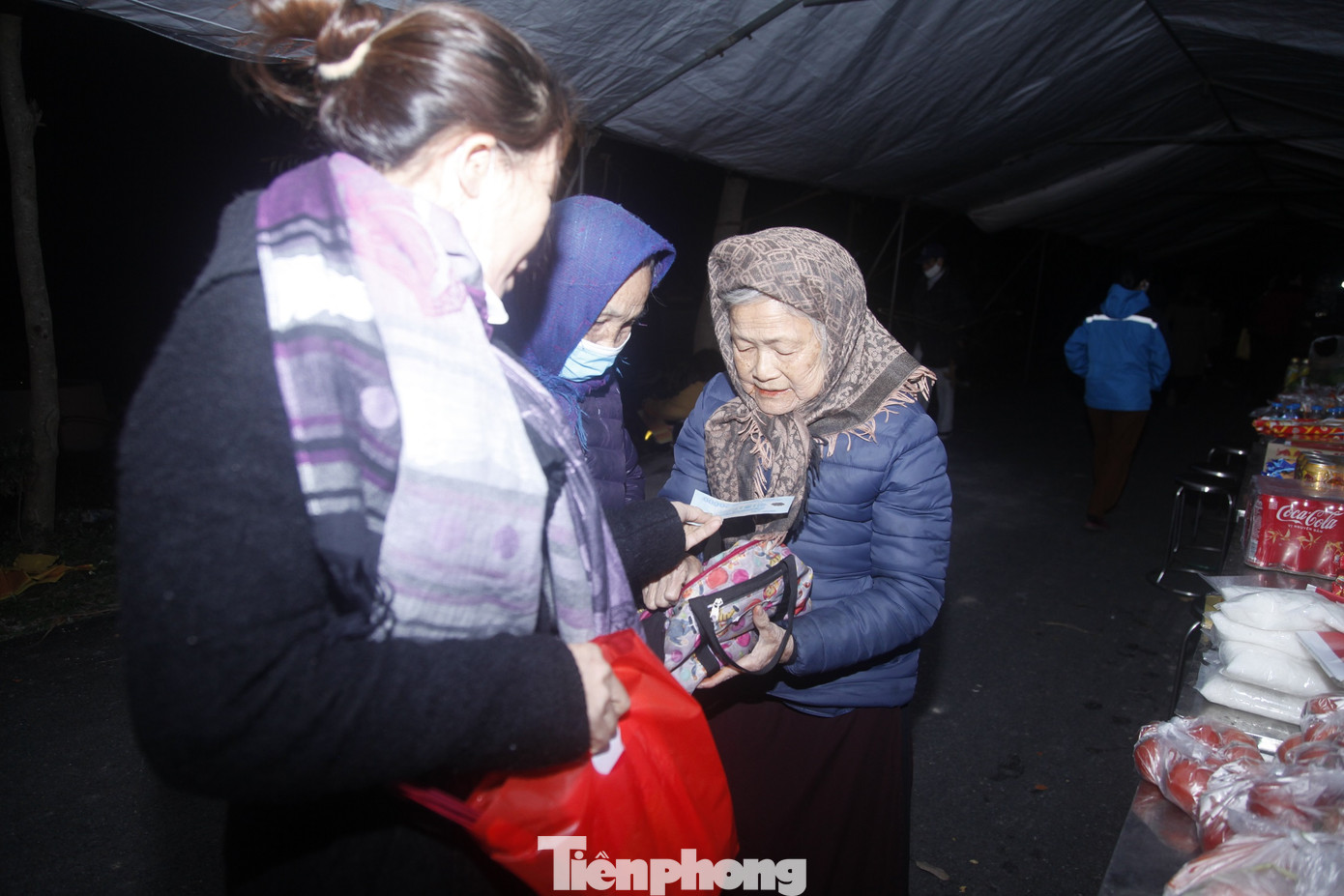 Chợ bắt đầu họp vào lúc "lên đèn" trên một bãi đất trống, cạnh một ngôi miếu có tiếng linh thiêng trong vùng. Trong chợ có nhiều hàng bán vàng mã, hương, nến, cau, trầu...