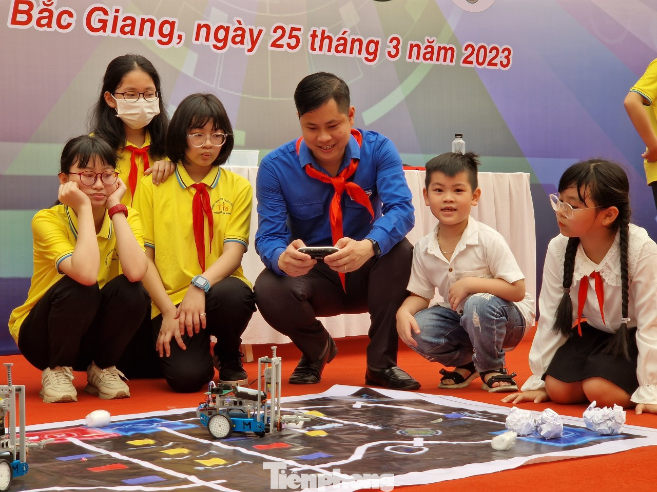 Các em học sinh trải nghiệm sản phẩm công nghệ tại ngày hội