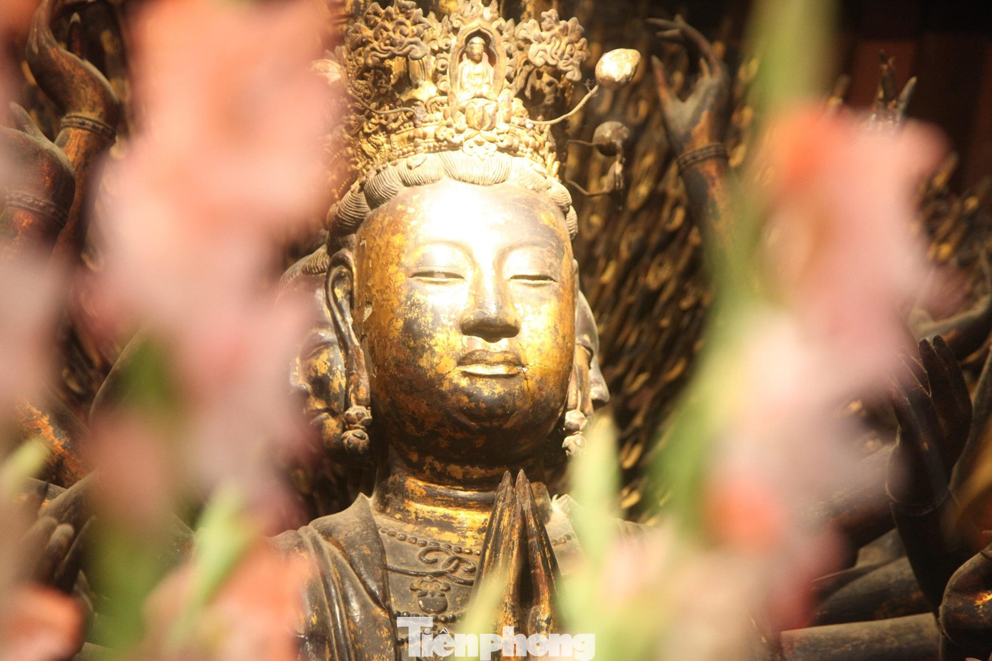 Tượng Phật đang ngồi hành đạo thư thái, ung dung, vạt áo cà sa rủ xuống bệ như phủ lên muôn loài, thuần phục Tràng Ba Long Vương dữ tợn, đội tòa sen đưa Phật bà qua biển, bên dưới là các hình trang trí sóng nước sống động.