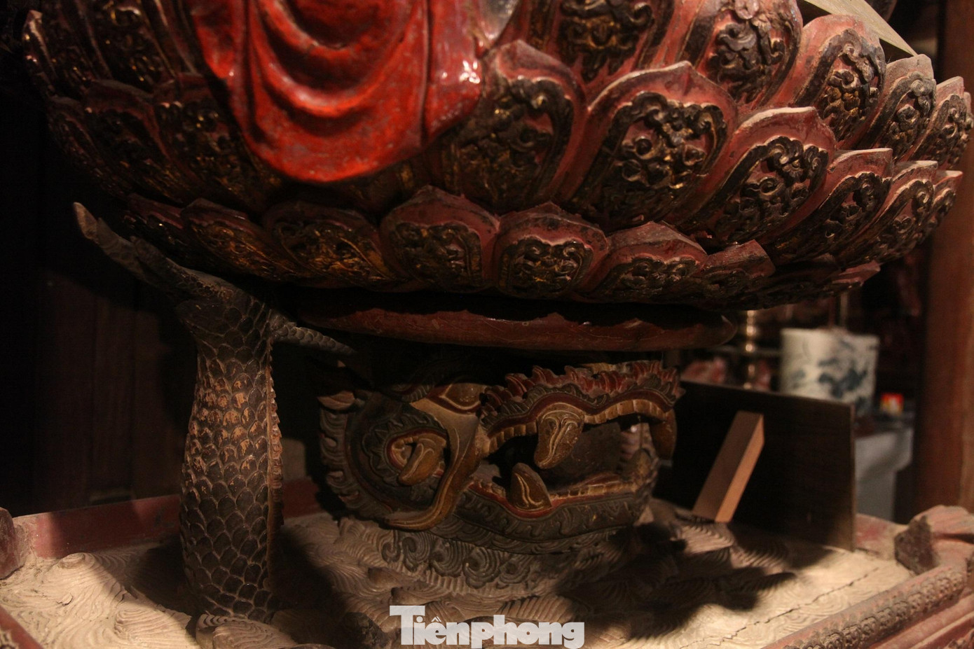 Bệ tượng cao 54 cm, trong đó đầu rồng đội tòa sen cao 30cm được chạm khắc công phu, tỉ mỉ từng đường nét