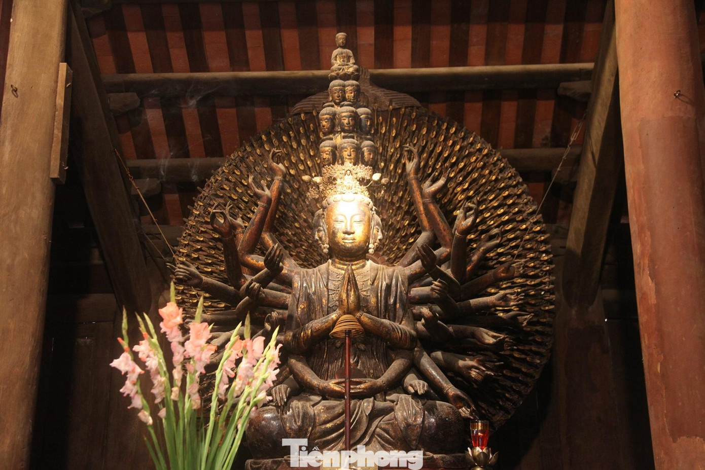 Tượng Phật nghìn mắt nghìn tay làm bằng chất liệu gỗ, phủ sơn. Chiều cao tượng (tính từ đài sen đến đỉnh đầu tượng) là 235 cm. Vành hào quang rộng 210 cm. Chiều cao tính cả bệ là 370 cm. Pho tượng do nhà điêu khắc tài hoa Trương Thọ Nam hoàn thành vào mùa Thu năm Bính Thân (1656) thời Lê Trung Hưng.