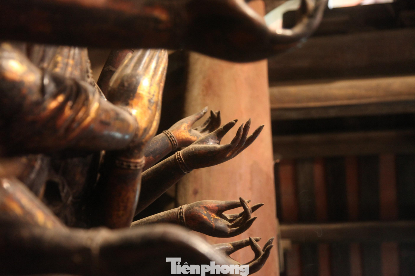 Chiều ngang cánh tay xa nhất của pho tượng là 200 cm