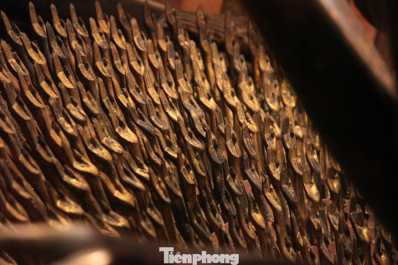 Các cánh tay đều để trần, đeo vòng hạt minh châu đưa lên như đóa hoa sen nở