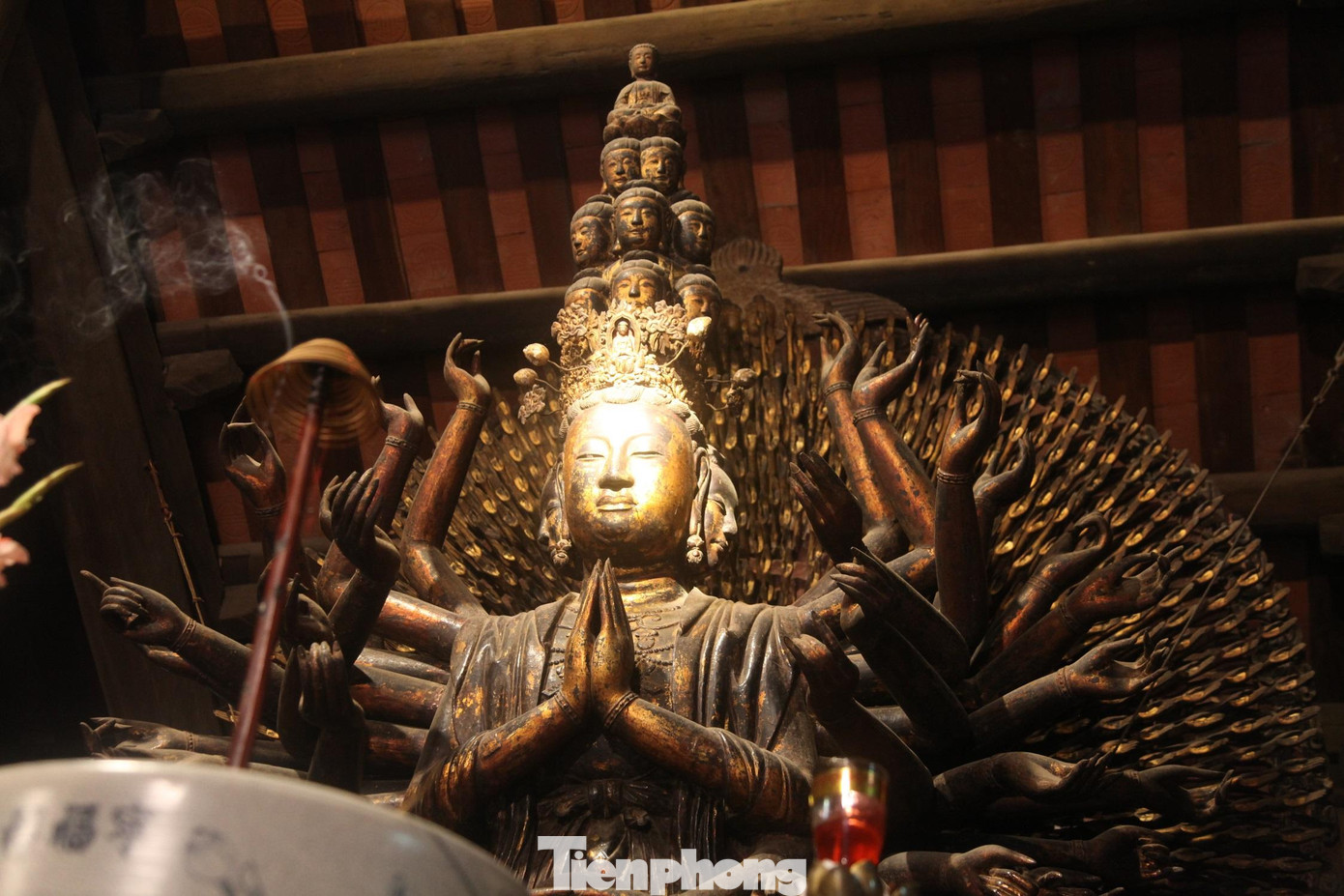 Pho tượng có 42 cánh tay lớn; trong đó, hai tay chắp trước ngực, hai tay để trên đùi với những ngón tay đan chéo biểu tượng cho dáng hành đạo và thiền định. Trên thân tượng ở lưng, sườn và vai tỏa ra 19 đôi tay ở các tư thế. Pho tượng này đã được vinh danh với giải đặc biệt khi tham gia triển lãm nghệ thuật Phật giáo Quốc tế tại Ấn Độ năm 1958.