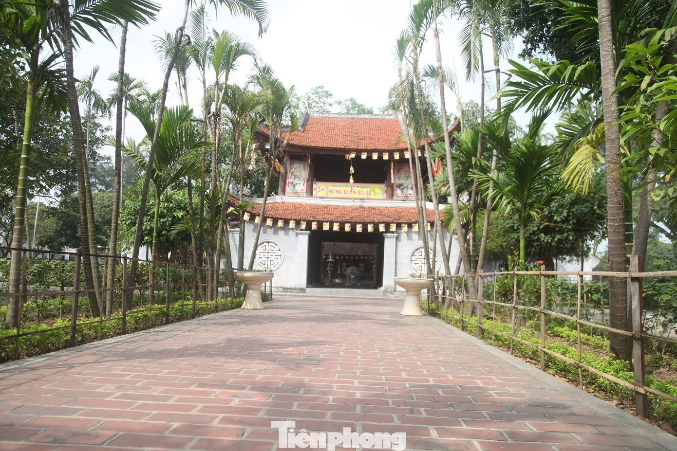 Chùa Bút Tháp là một trong những danh lam cổ tự đẹp ở vùng đồng bằng châu thổ Bắc Bộ, vẫn bảo tồn được tương đối nguyên vẹn cho đến ngày nay. Đáng nói hơn, chùa đang lưu giữ một bảo vật: tượng Phật nghìn mắt nghìn tay.