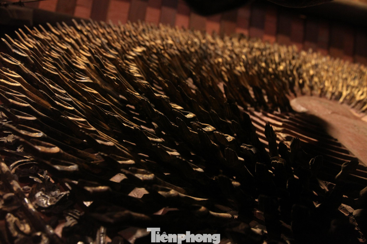 Phía sau tượng có 958 cánh tay nhỏ, các cánh tay để trần và được xếp thành vòng tròn từ lớn đến nhỏ hướng vào tâm