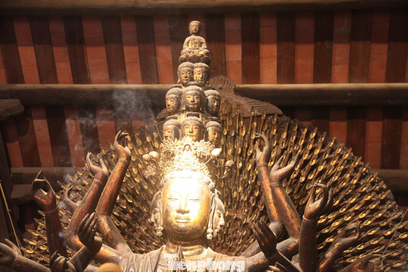 Tượng Phật nghìn mắt nghìn tay chùa Bút Tháp là pho tượng độc đáo nhất trong số các tượng Quan Âm cổ hiện có ở Việt Nam. Pho tượng có 11 đầu chia thành 4 tầng, trên cùng là tượng Phật A-di-đà.