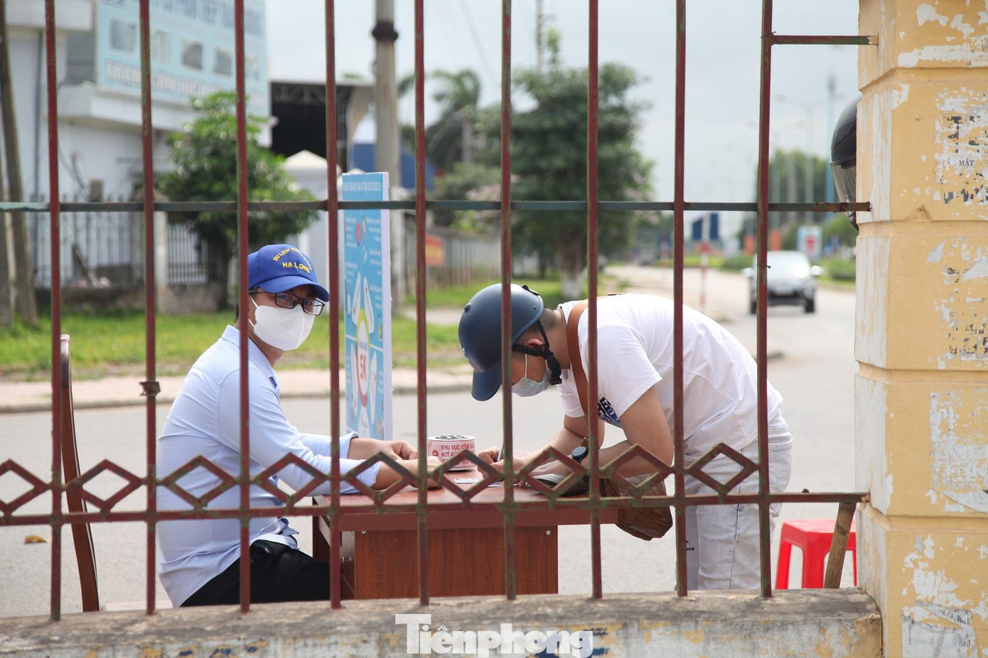 Người ra vào KCN Đình Trám phải khai báo y tế Người ra vào KCN Đình Trám phải khai báo y tế