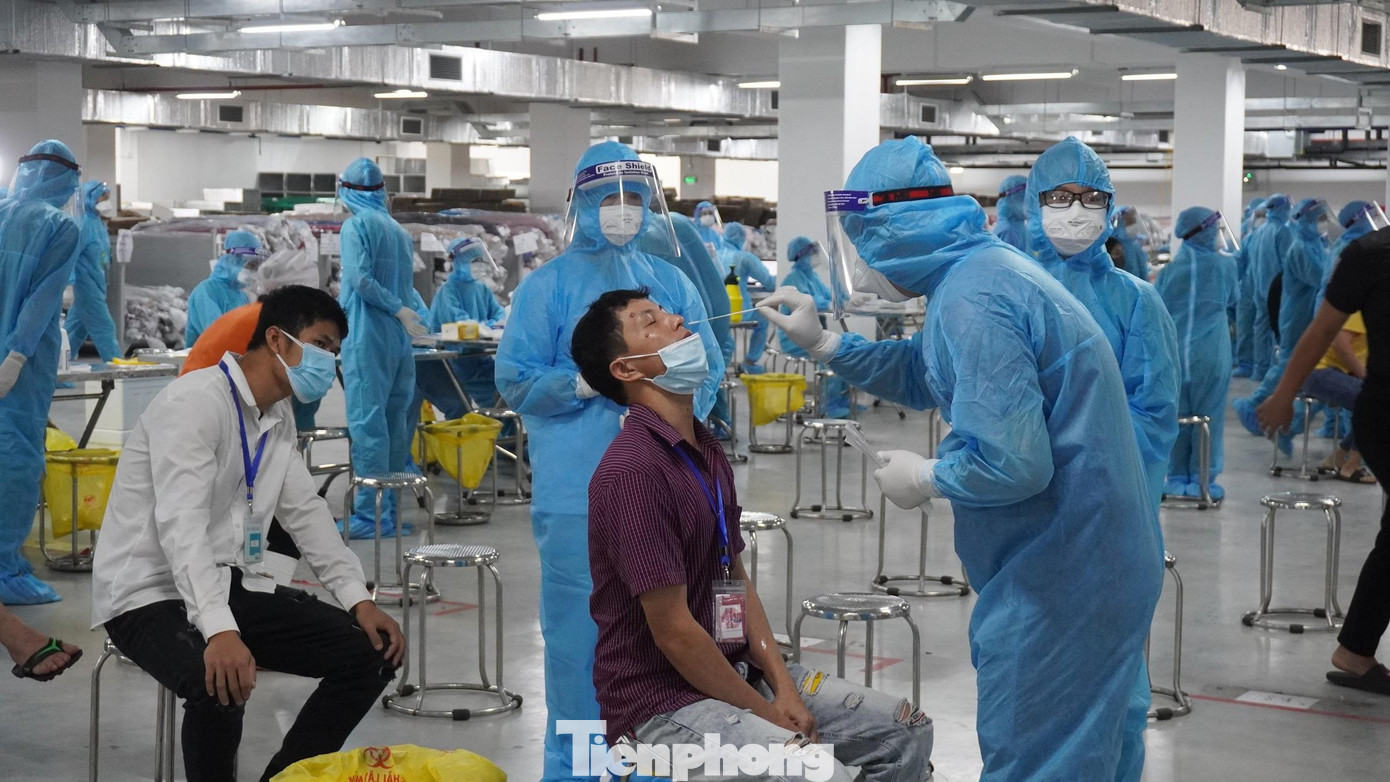 Nhân viên y tế lấy mẫu xét nghiệm cho công nhân khu công nghiệp ở Bắc Giang