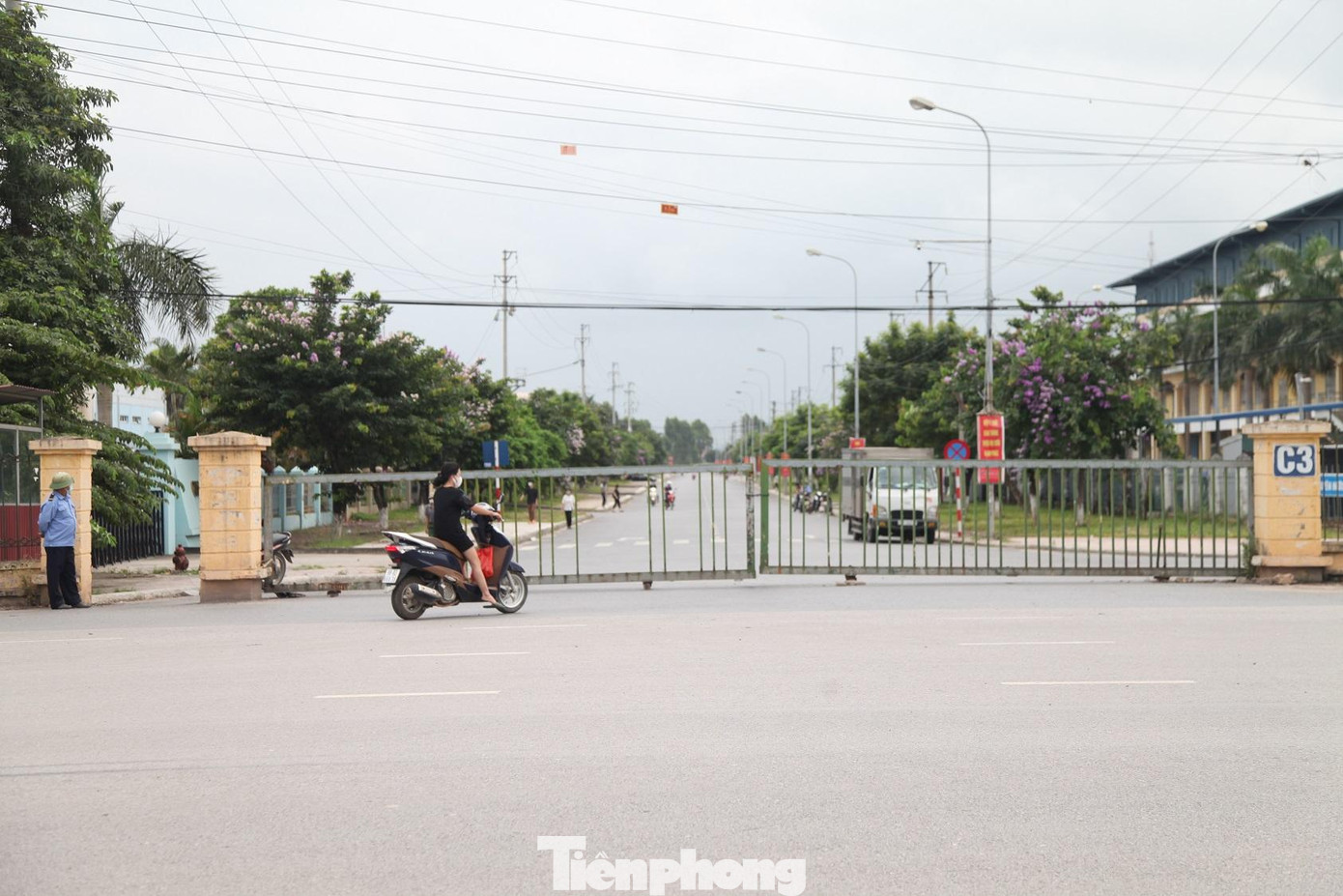 Lối vào KCN Đình Trám có chốt kiểm soát người ra vào Lối vào KCN Đình Trám có chốt kiểm soát người ra vào