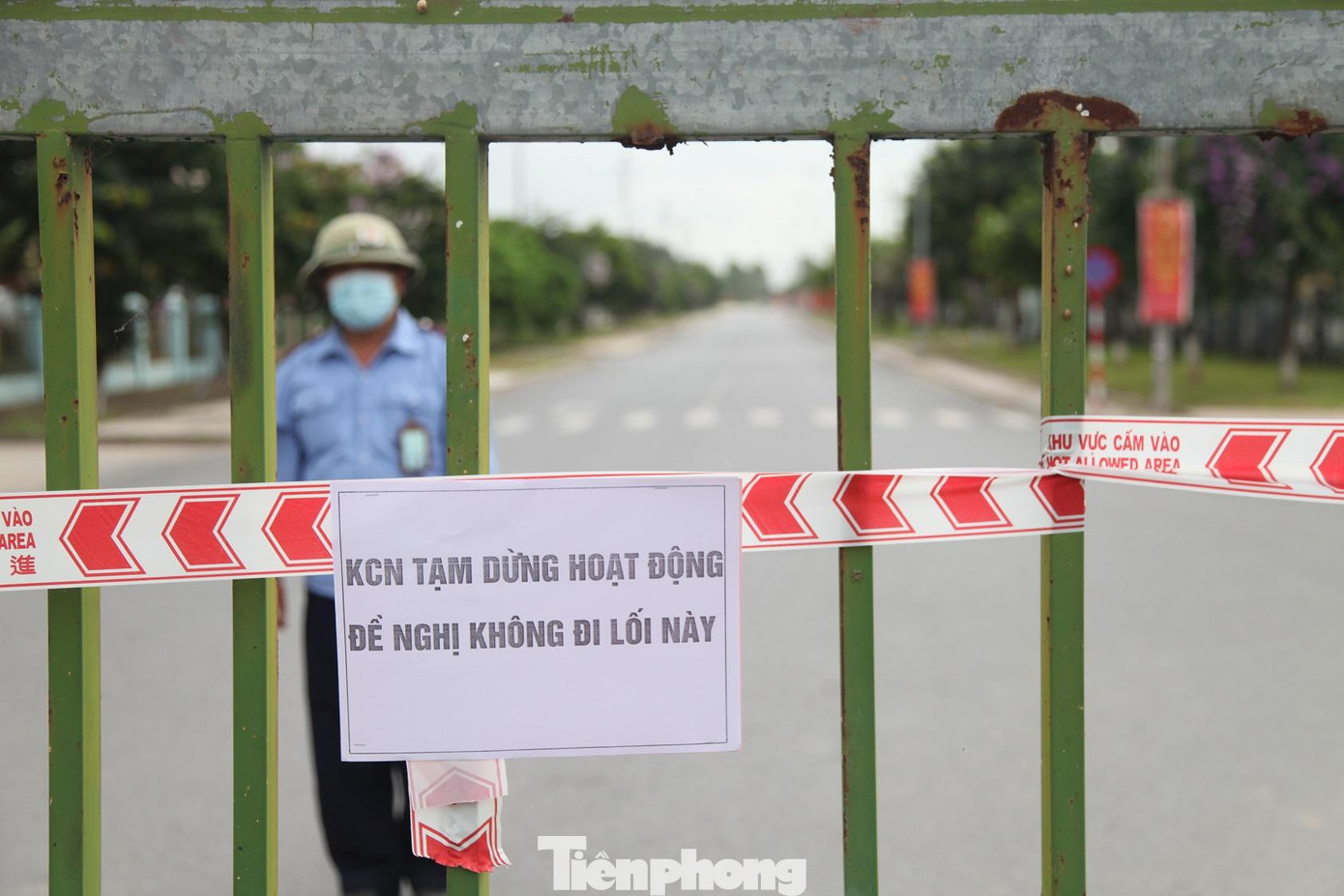 Một lối đi trong KCN Đình Trám không cho người bên ngoài đi qua Một lối đi trong KCN Đình Trám không cho người bên ngoài đi qua