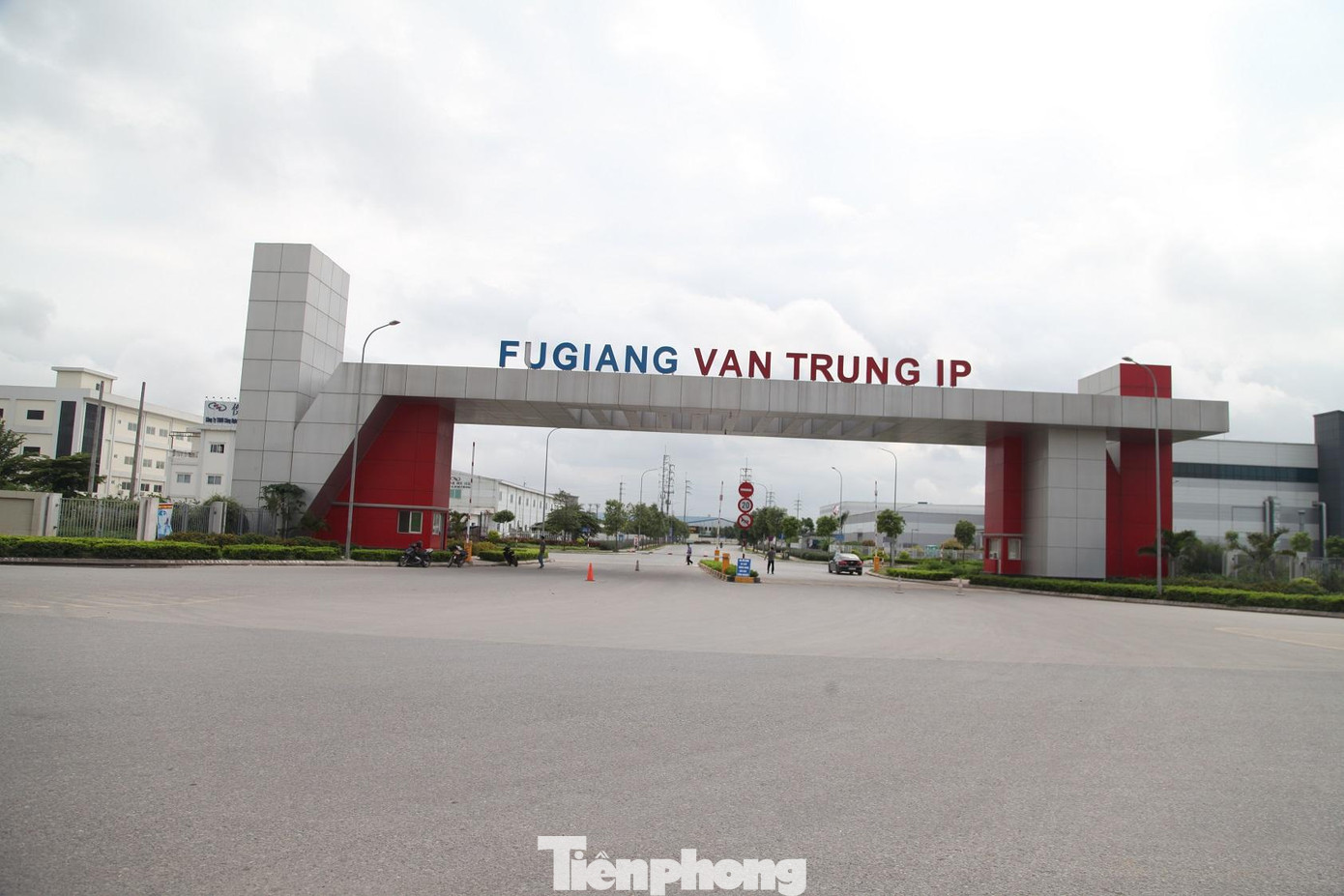 Trước cổng vào KCN Vân Trung đều có chốt kiểm soát người ra vào Trước cổng vào KCN Vân Trung đều có chốt kiểm soát người ra vào