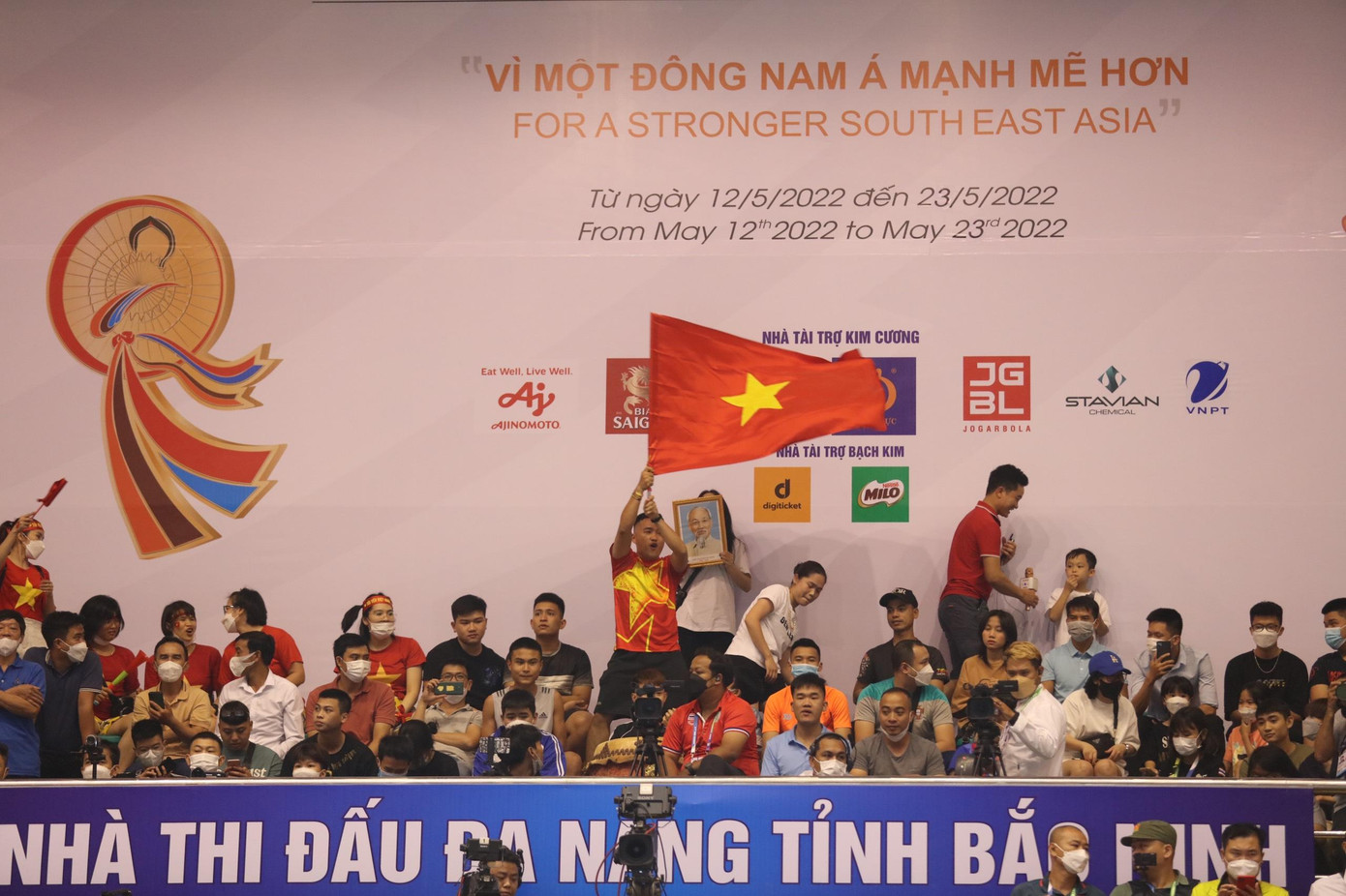 Hàng nghìn người trong và ngoài tỉnh Bắc Ninh đến cổ vũ cho các vận động viên thi đấu, tạo nên một không khí đoàn kết, hào hứng cho SEA Games 31 Hàng nghìn người trong và ngoài tỉnh Bắc Ninh đến cổ vũ cho các vận động viên thi đấu, tạo nên một không khí đoàn kết, hào hứng cho SEA Games 31