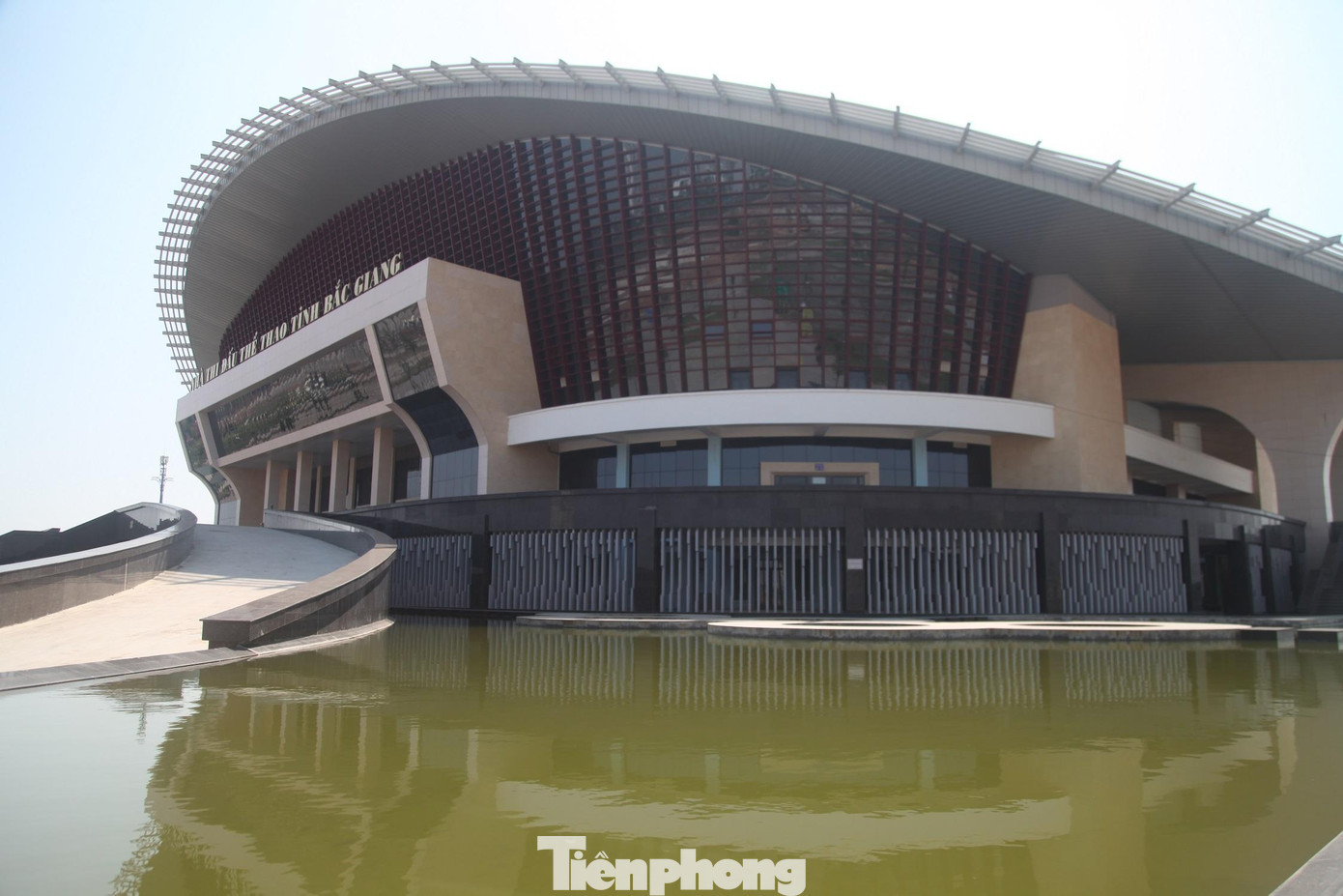 Nhà thi đấu thể thao tỉnh Bắc Giang thiết kế hình con rùa, phía trước là dòng sông biểu tượng con rồng mang ý nghĩa "tứ linh" thiêng liêng và cao quý