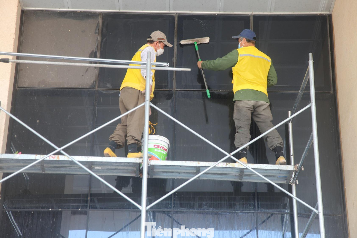 Công nhân lau dọn bên ngoài Nhà thi đấu thể thao tỉnh Bắc Giang để chuẩn bị phục vụ Sea Games 31