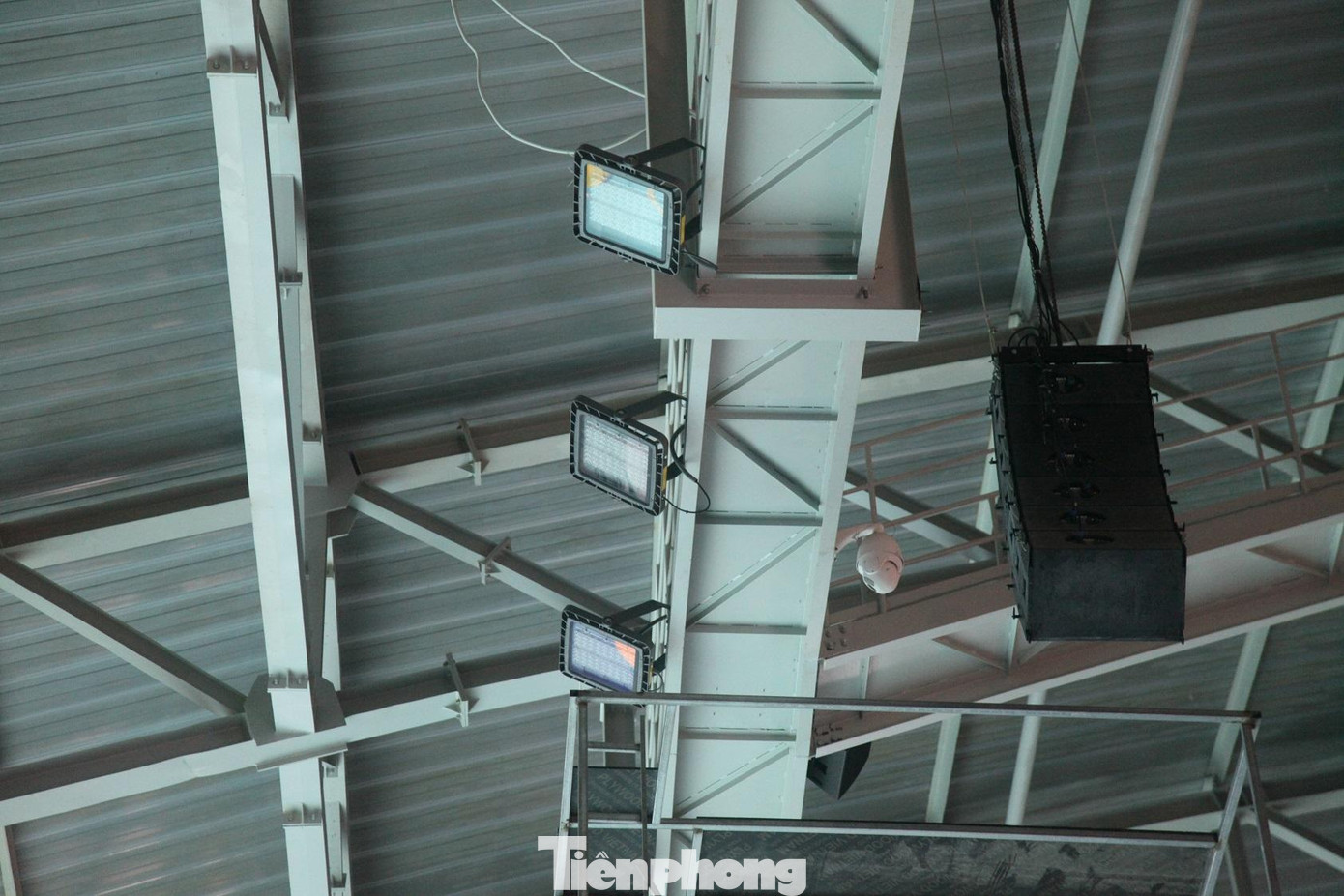 Hệ thống dàn đèn mới được lắp đặt để đáp ứng điều kiện thi đấu môn cầu lông Sea Games 31