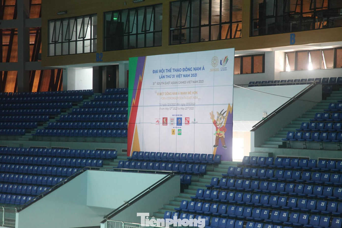 Khán đài bên trong Nhà thi đấu thể thao tỉnh Bắc Giang được lắp ghế nhựa chắc chắn, sạch đẹp, đồng thời bố trí đầy đủ băng rôn, áp phích khổ lớn tuyên truyền cho SEA Games 31