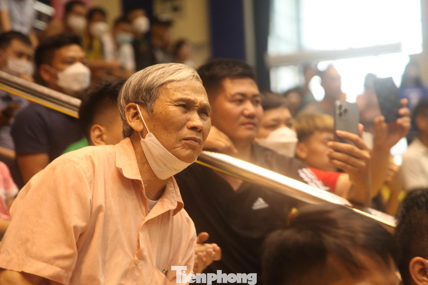 Một cổ động viên chăm chú theo dõi các vận động viên thi đấu