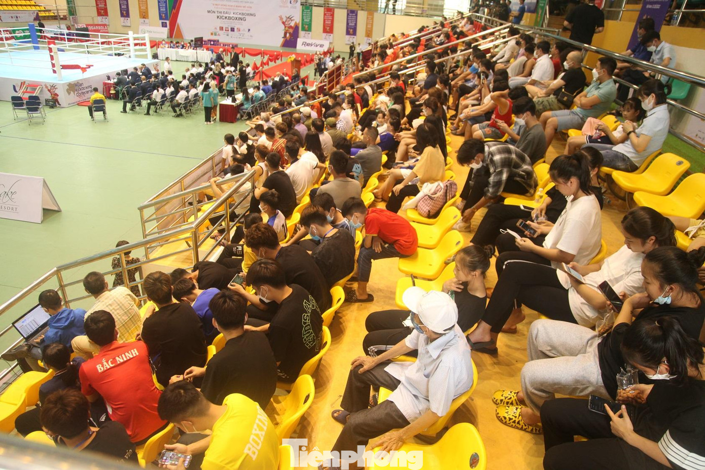 Đông đảo người dân trong và ngoài tỉnh Bắc Ninh đến xem và cổ vũ các vận động viên thi đấu