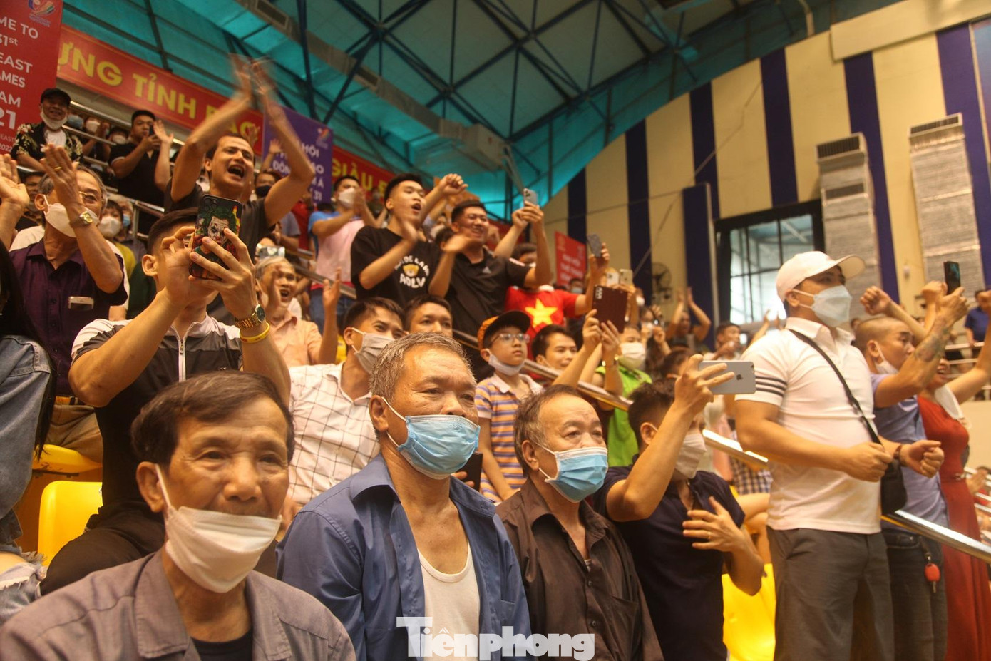 Các cổ động viên Việt Nam cổ vũ nhiệt tình cho các vận động viên chủ nhà