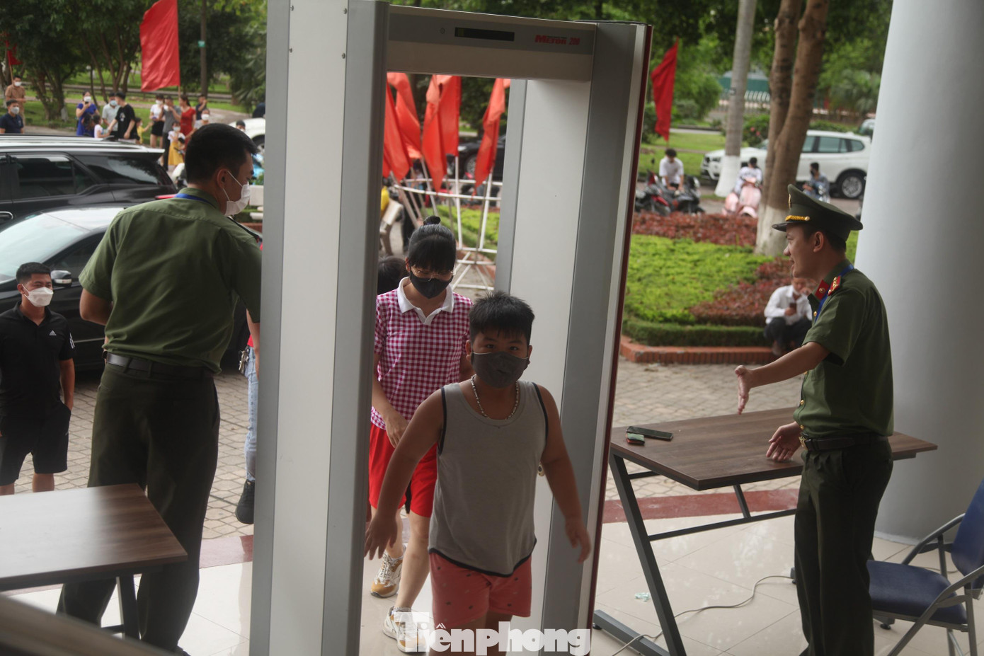 Người dân qua cửa an ninh để vào xem các trận đấu môn Kickboxing tại SEA Games 31