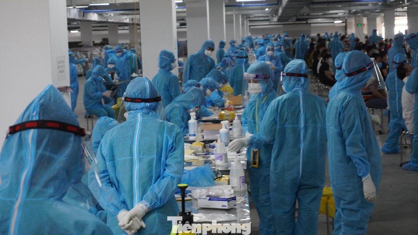 Nhân viên y tế lấy mẫu xét nghiệm cho công nhân ở Bắc Giang