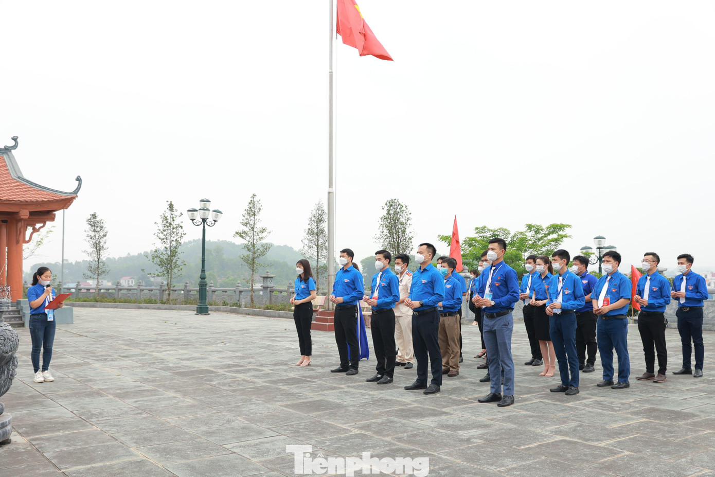 Các đại biểu tham dự Đại hội Đoàn huyện Tân Yên thắp hương tưởng nhớ các anh hùng liệt sỹ