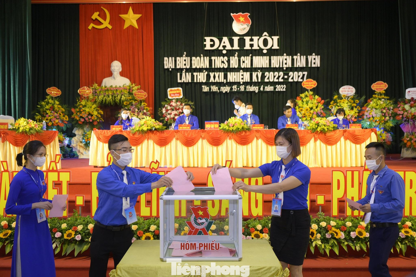 Các đại biểu bỏ phiếu bầu Ban Chấp hành Huyện Đoàn Tân Yên, nhiệm kỳ 2022 -2027