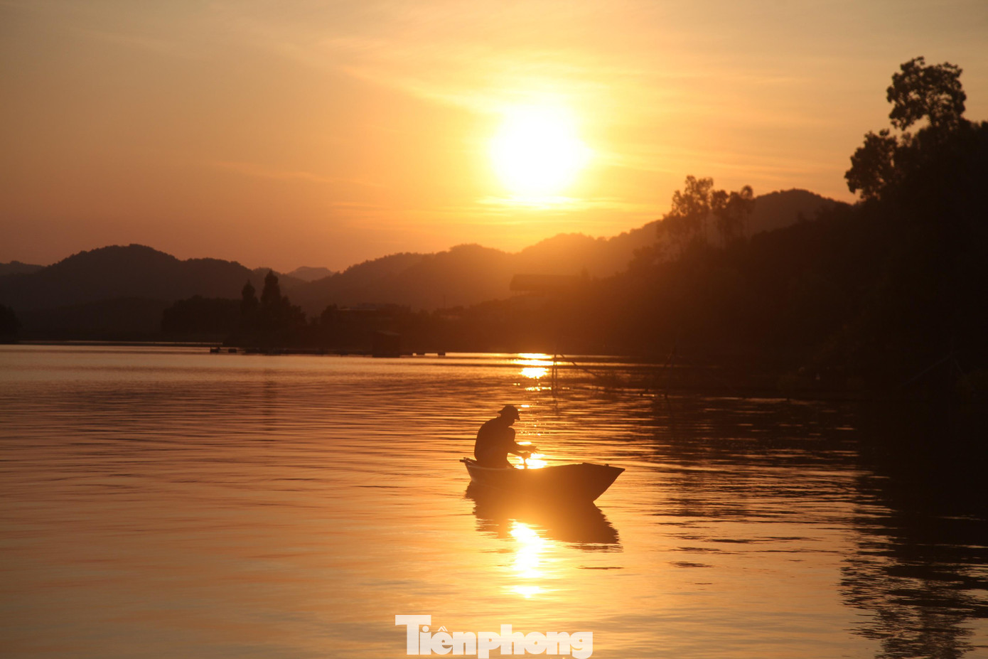 Trời chập tối, ngư dân trên hồ Cấm Sơn bắt đầu công việc