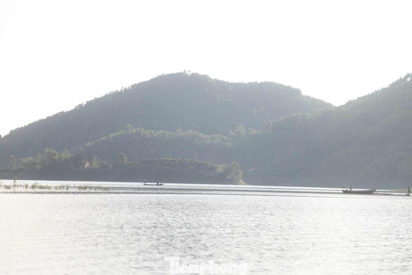 Hồ Cấm Sơn rộng khoảng 2.650 ha thuộc tỉnh Bắc Giang và Lạng Sơn. Tỉnh Bắc Giang có 4 xã nằm trong vùng lòng hồ gồm: Sơn Hải, Hộ Đáp, Cấm Sơn và Tân Sơn (huyện Lục Ngạn).