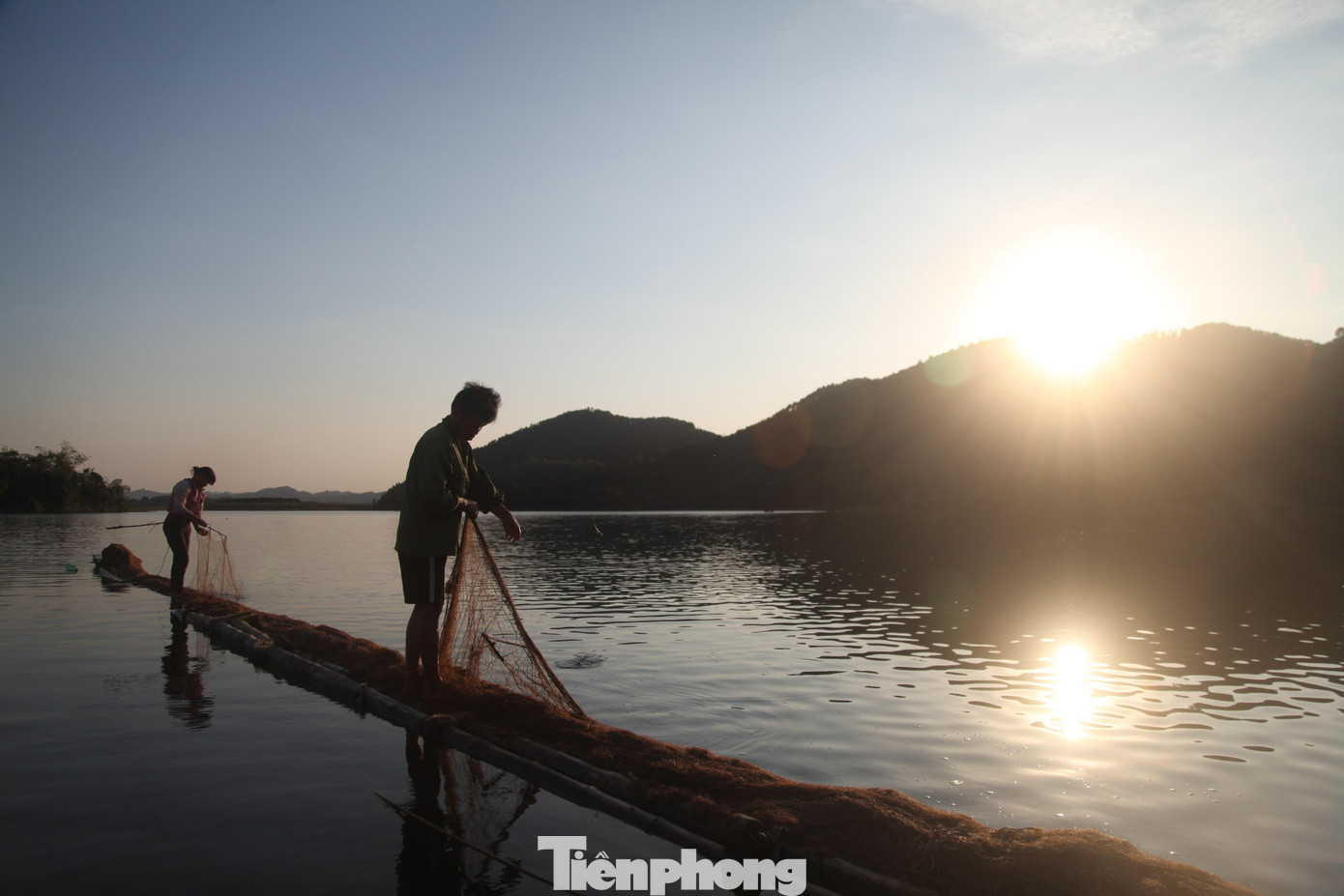 Hồ Cấm Sơn mang lại nguồn thủy sản lớn cho người dân địa phương. Tại đây, có nhiều loại cá có giá trị kinh tế cao, được nhiều người ưu chuộng như: Cá mằn, cá ngạo, mương xanh…