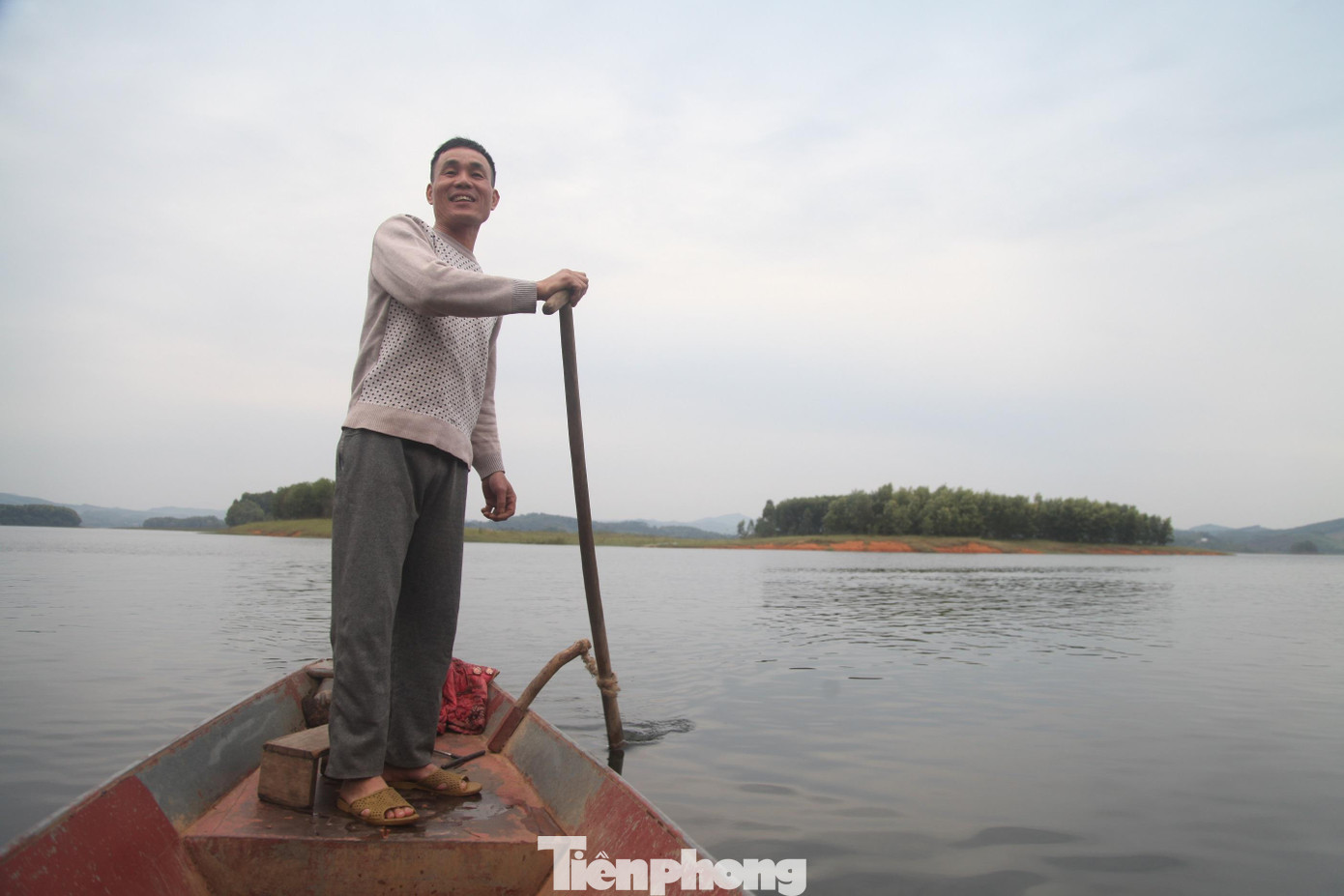 Sáng sớm, người dân chèo thuyền mang cá ra chợ bán. Hàng chục năm qua, hồ Cấm Sơn trở thành nơi mưu sinh, nuôi sống nhiều gia đình ở quanh lòng hồ.