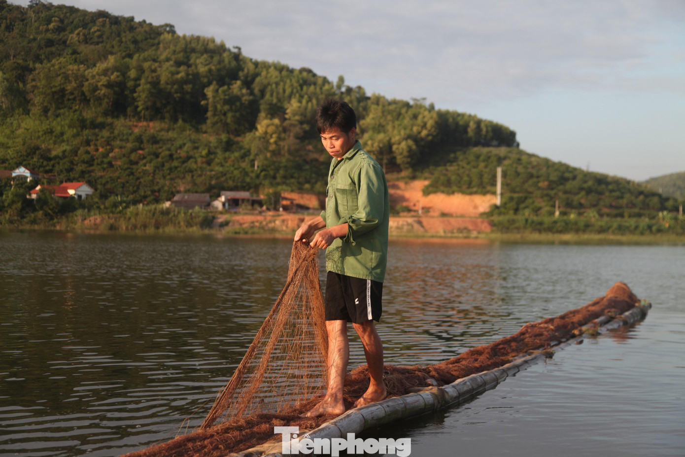 Nhiều người sống quanh hồ Cấm Sơn mưu sinh bằng nghề đánh bắt cá