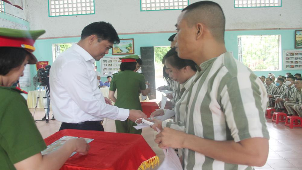 Trao căn cước công dân cho các phạm nhân được đặc xá tại Trại giam Ngọc Lý