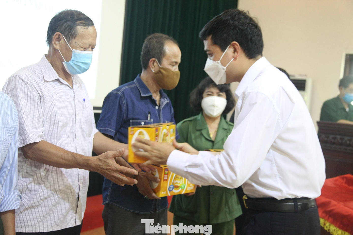 Anh Nguyễn Đức Sâm - Bí thư Tỉnh Đoàn Bắc Ninh trao tặng quà của Tập đoàn Dabaco cho cựu thanh niên xung phong