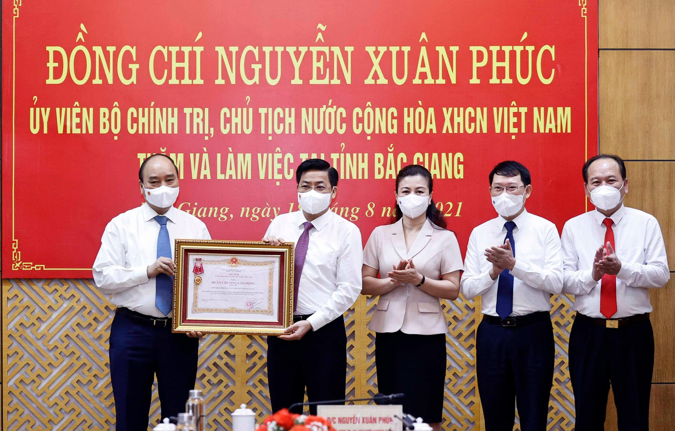 Chủ tịch nước Nguyễn Xuân Phúc tặng Huân chương Lao động cho tỉnh Bắc Giang về thành tích trong công tác phòng chống dịch