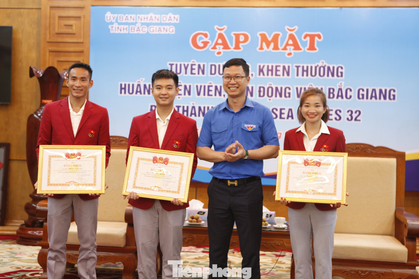 Tỉnh Đoàn Bắc Giang tặng bằng khen cho các vận động viên. Ảnh: Nguyễn Thắng