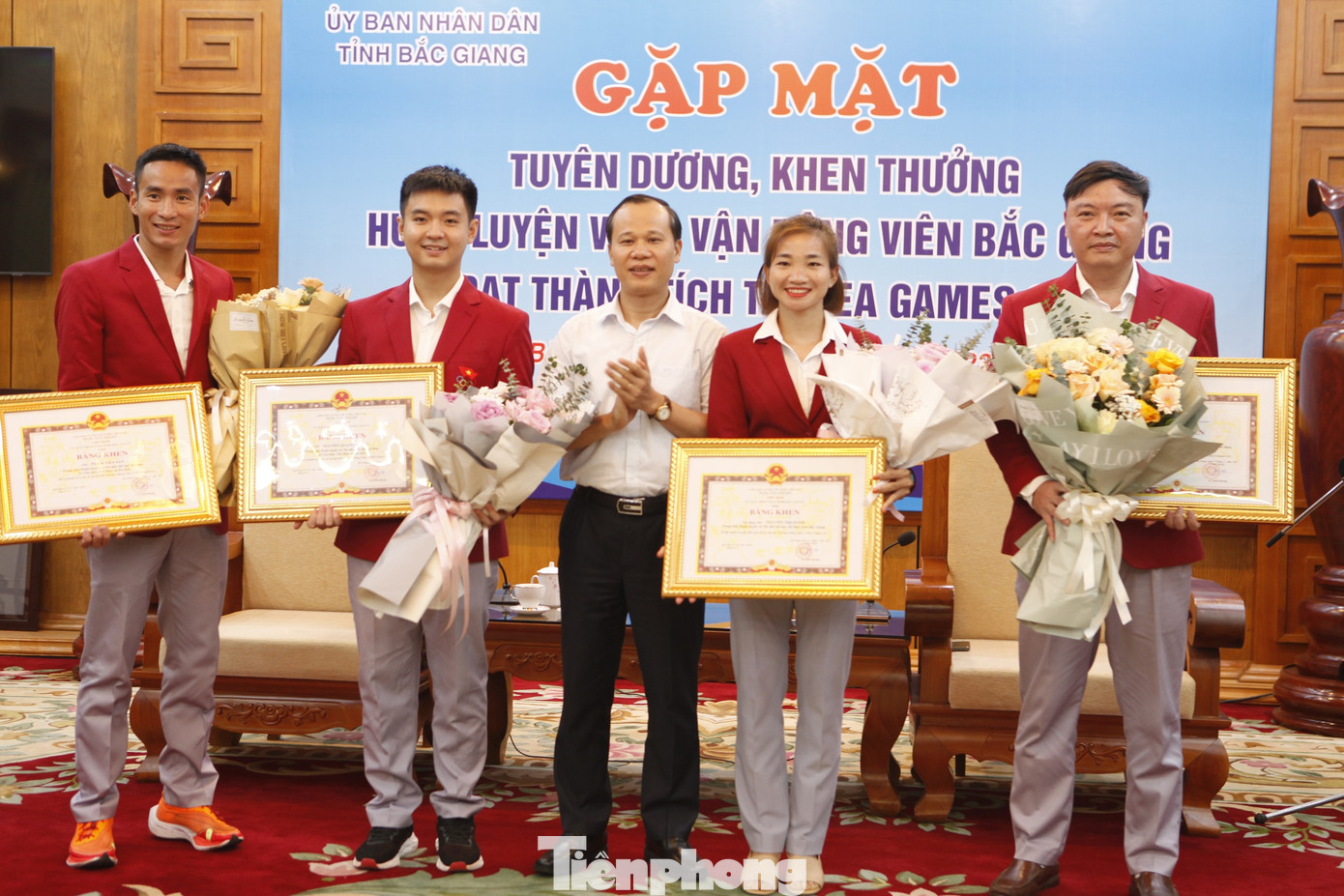 Phó Chủ tịch thường trực UBND tỉnh Bắc Giang Mai Sơn tặng bằng khen cho các vận động viên. Ảnh: Nguyễn Thắng.