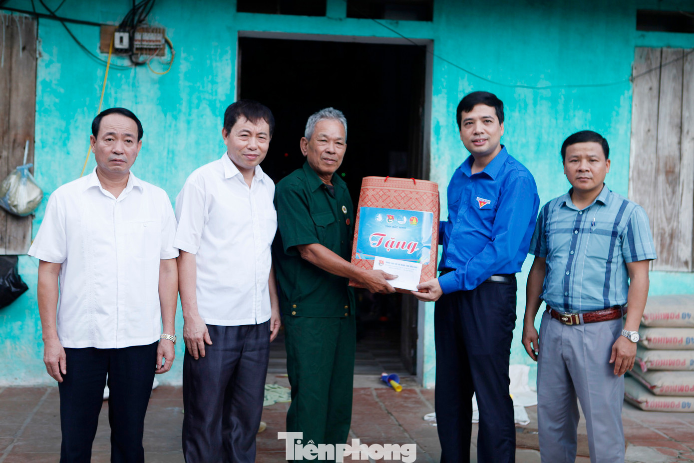Lãnh đạo Tỉnh Đoàn, Ban Dân vận và huyện Gia Bình tặng quà thương binh. Ảnh: Nguyễn Thắng Lãnh đạo Tỉnh Đoàn, Ban Dân vận và huyện Gia Bình tặng quà thương binh. Ảnh: Nguyễn Thắng