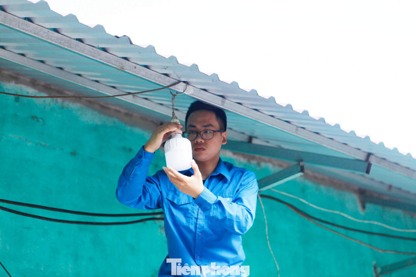 Đoàn viên sửa điện giúp gia đình chính sách tại Chiến dịch Thanh niên tình nguyện Hè. Ảnh: Nguyễn Thắng Đoàn viên sửa điện giúp gia đình chính sách tại Chiến dịch Thanh niên tình nguyện Hè. Ảnh: Nguyễn Thắng