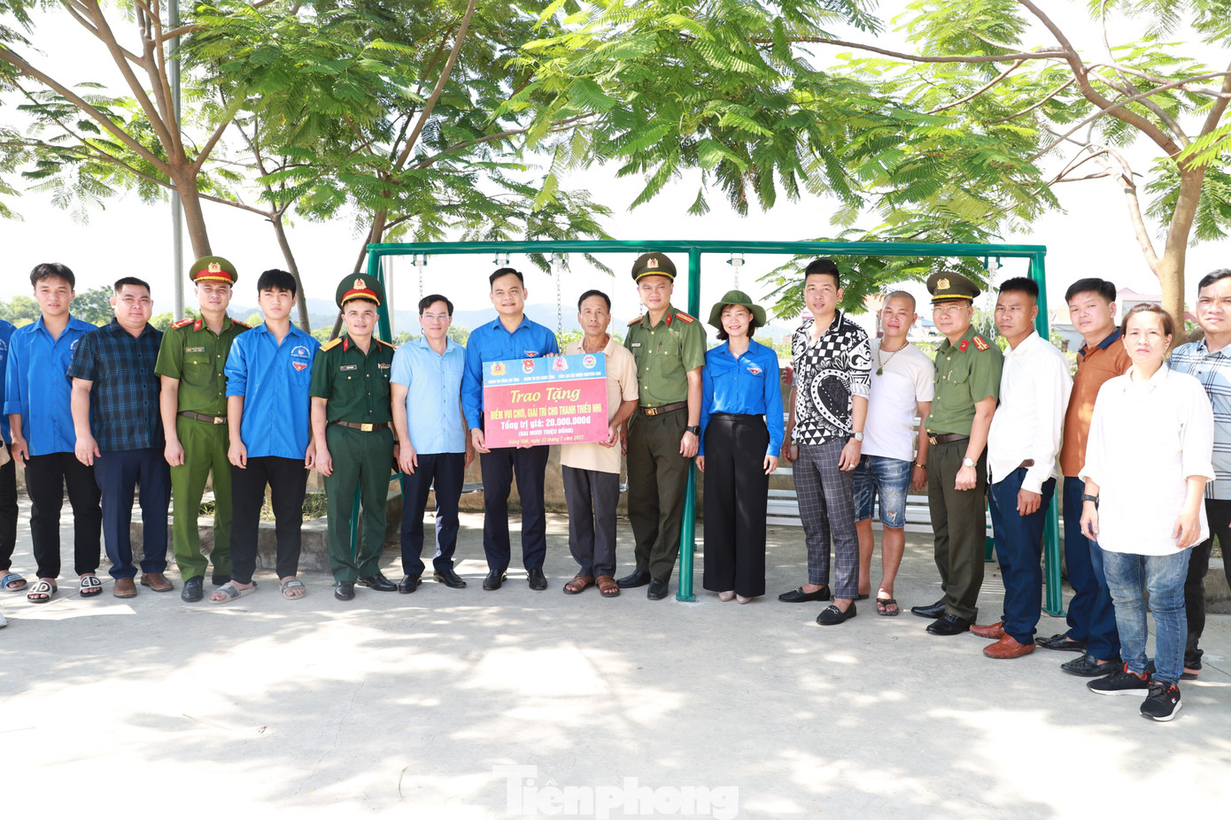 Tuổi trẻ quân đội và công an tỉnh Bắc Giang trao tặng điểm vui chơi giải trí cho thiếu nhi.