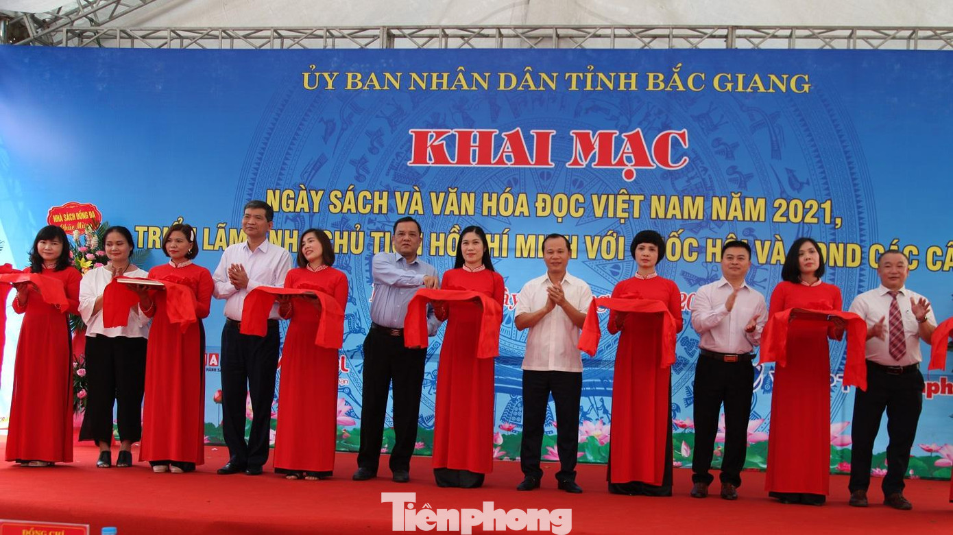 Lãnh đạo tỉnh Bắc Giang cắt băng khai mạc "Ngày Sách và Văn hóa đọc Việt Nam"