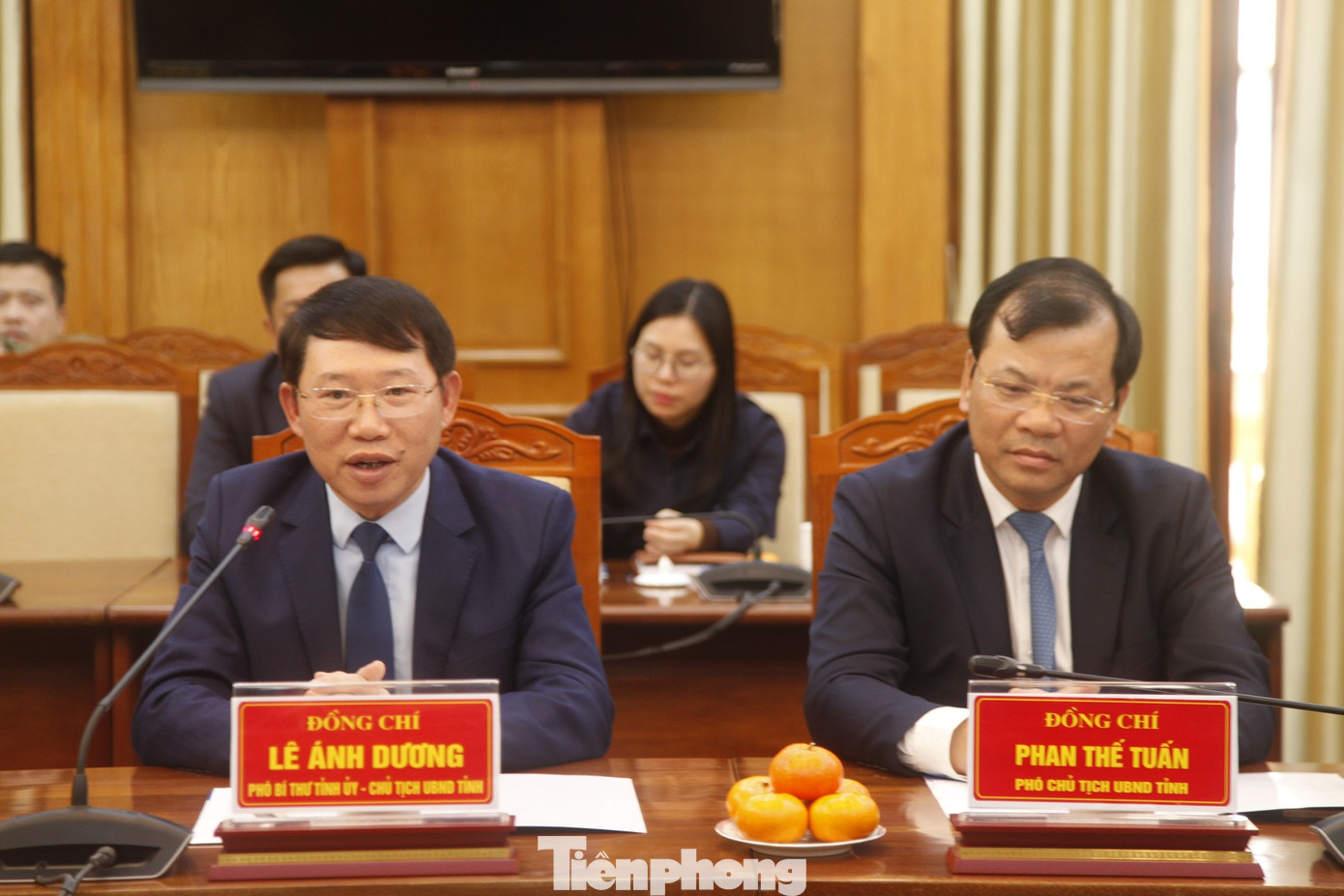 Ông Lê Ánh Dương (bên trái), Chủ tịch UBND tỉnh Bắc Giang phát biểu