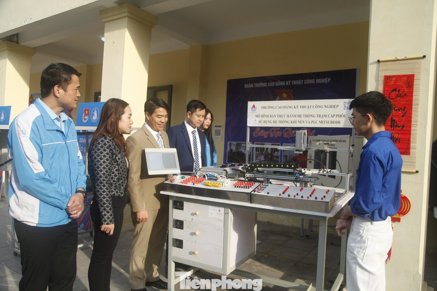 Trưnh bày sản phẩm khoa học - kỹ thuật của sinh viên Trưnh bày sản phẩm khoa học - kỹ thuật của sinh viên